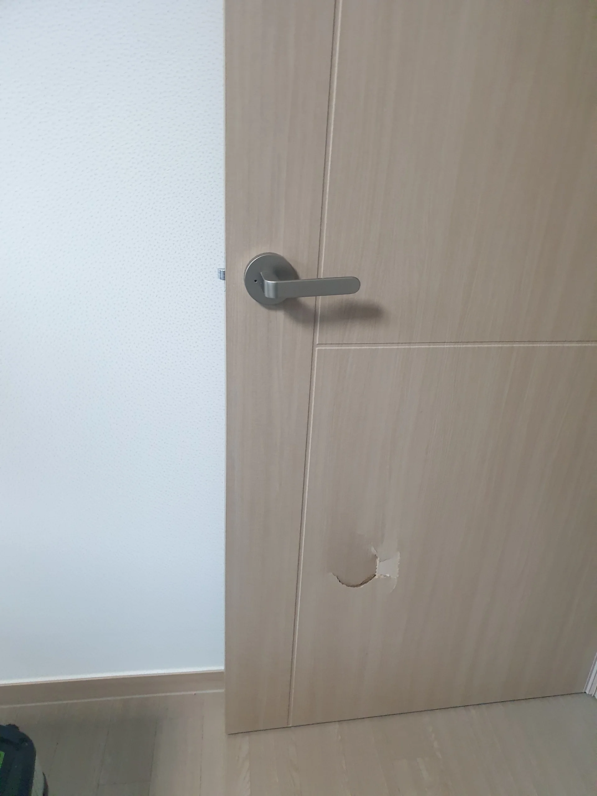 문 구멍 충전 복원 현장 복원 전