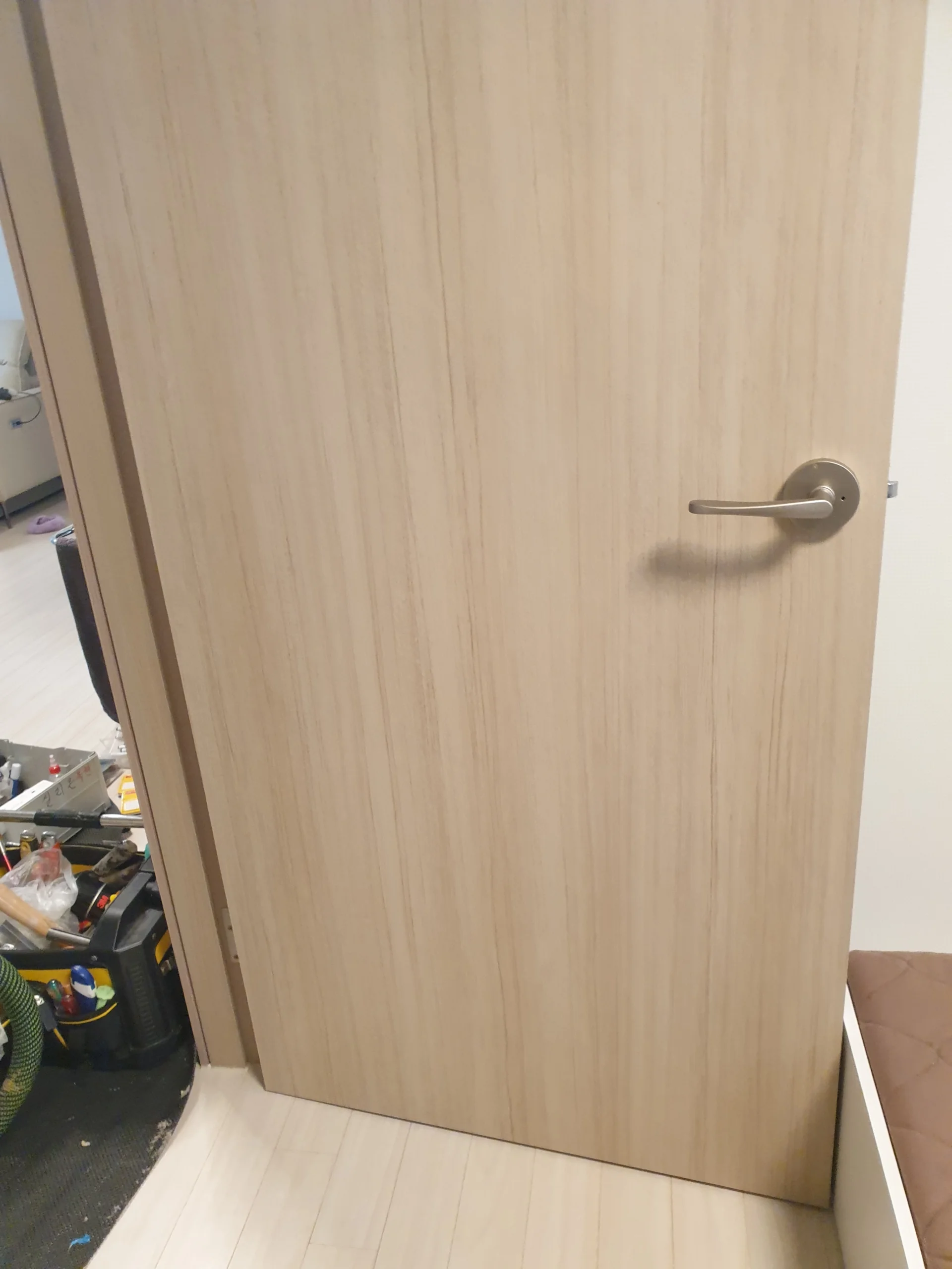 문 표면 얼룩을 복원한 후 모습