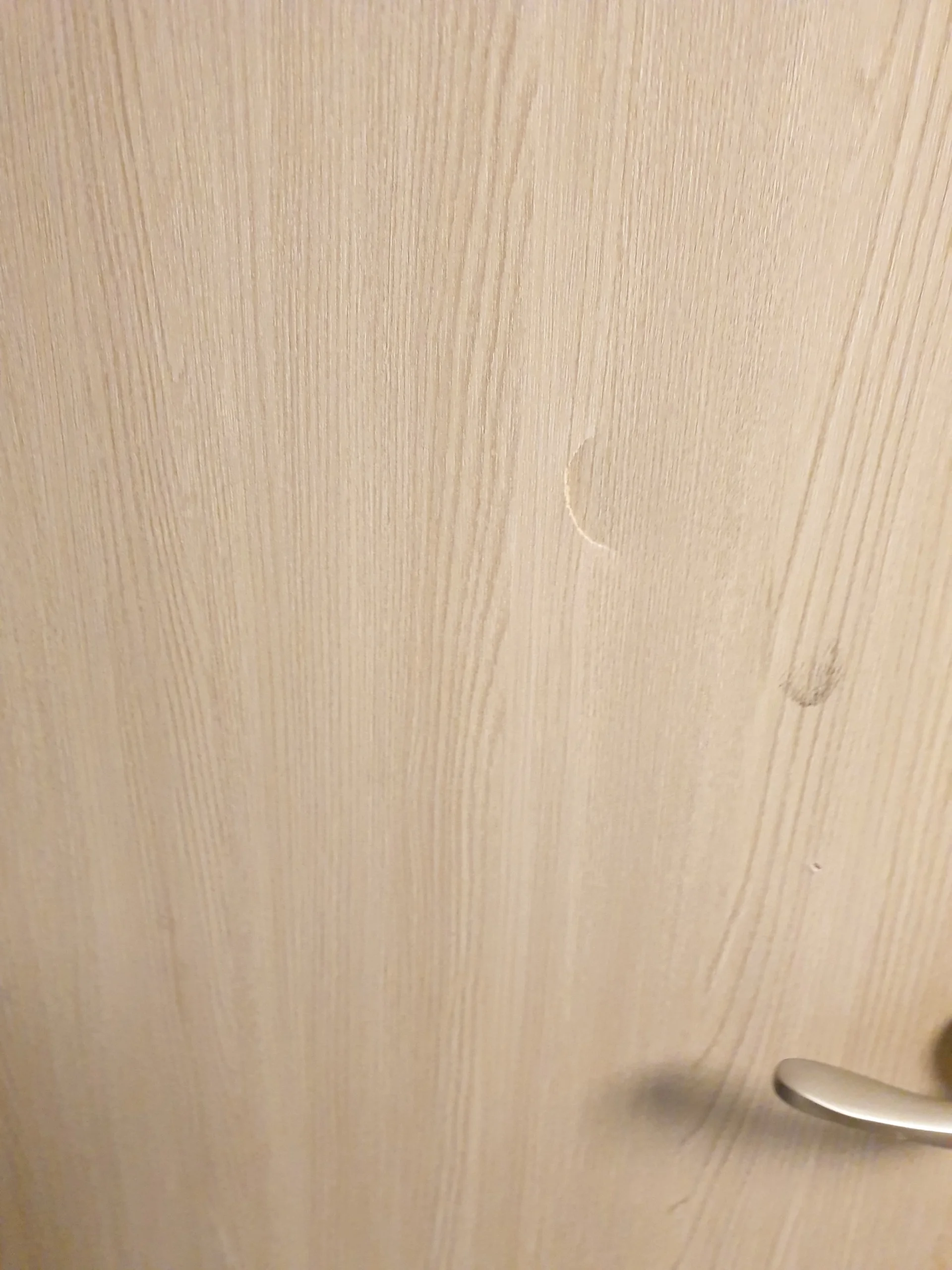 복원 전 얼룩이 있는 문 표면