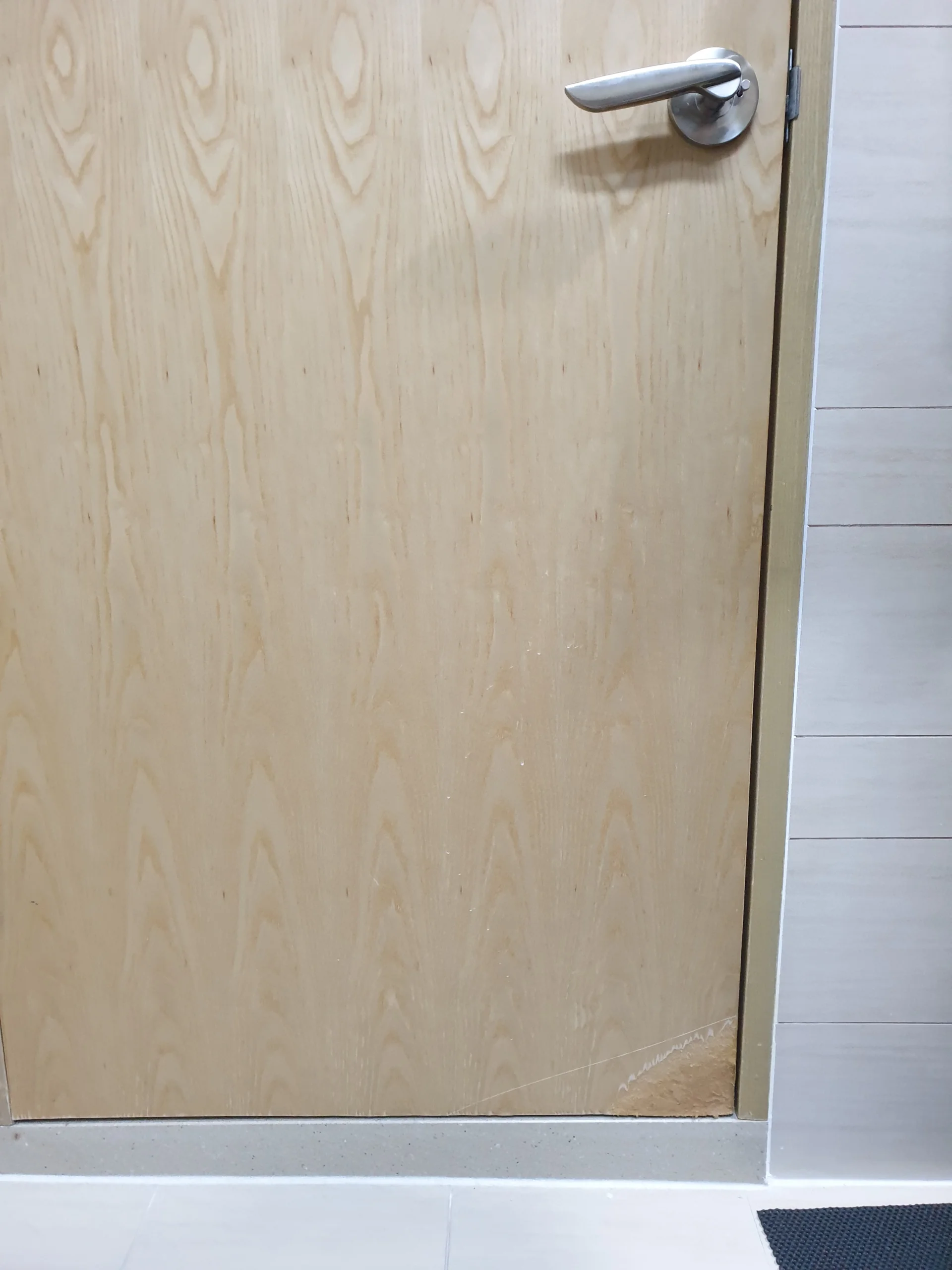 복원 전 손상된 문틀